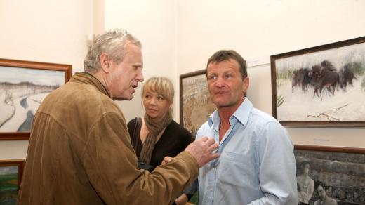 Režisér Jaroslav Soukup s boxerem Rosťou Osičkou, který účinkoval ve filmu Pěsti ve tmě