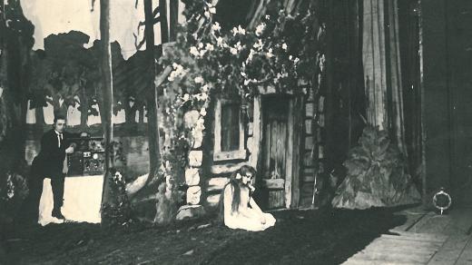 Přímý přenos Dvořákovy Rusalky z Národního divadla, v pozadí operatér Vlach (1925)