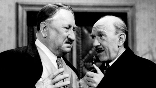 Jaroslav Marvan jako policejní rada Vacátko (vlevo) a František Filipovský jako Mrázek v televizním seriálu J.Sequense "Hříšní lidé města pražského"