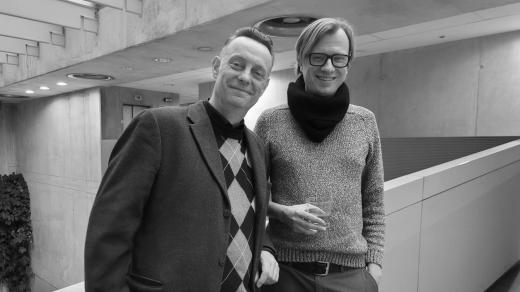 Vedoucí uměleckého oddělení a kurátor Richard Drury a dramaturg doprovodných programů Petrem Adámkem z GASKu v ArtCafé