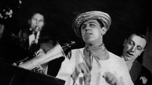 Jaroslav JEŽEK diriguje orchestr Osvobozeného divadla na maškarním plese Umělecké besedy v roce 1930