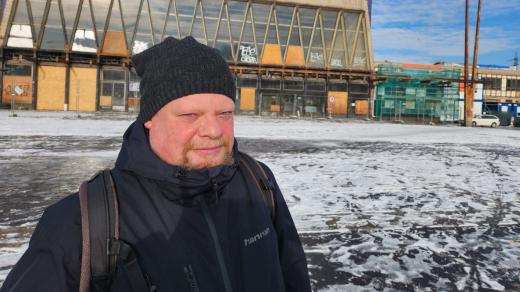 Historik umění Martin Strakoš před budovou vítkovického nádraží