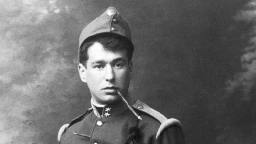 Spisovatel a novinář Egon Erwin Kisch ve vojenské uniformě (1911)