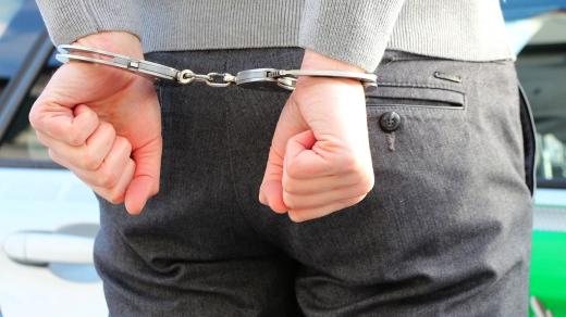 Pachatel a nasazená pouta (ilustrační foto)