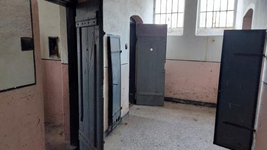 Někdejší cely vojenské šatlavy dnes slouží jako skladiště