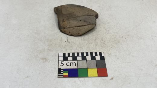 Úlomek keramické nádoby ve fotoboxu