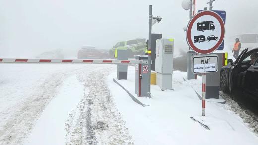 Na parkovišti v horském středisku na Červenohorském sedle platí o víkendech zákaz vjezdu pro karavany a obytná auta
