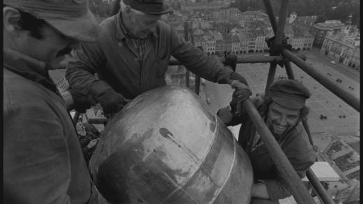 Snímání makovice z vrcholku Černé věže v Českých Budějovicích při rekonstrukci