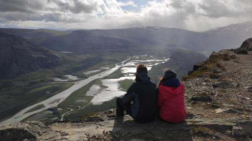 Švédsko- brána do NP Sarek, pohled na údolí Rappadalen z vrcholu Skierfe