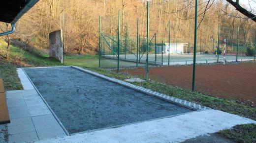 Součástí víceúčelového hřiště v Samotiškách je i plac na pétanque