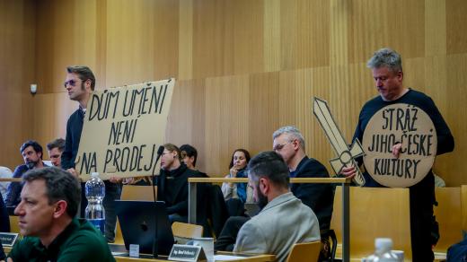 Podporovatelé rekonstrukce Domu umění na zasedání českobudějovického zastupitelstva