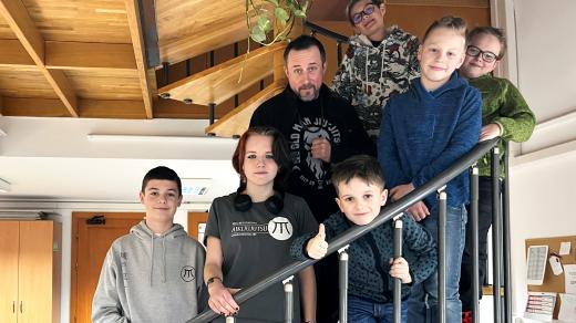 Děti ze školy tradičních japonských bojových umění KIDO RYU Chrudim s instruktorem Richardem Alexou.jpg