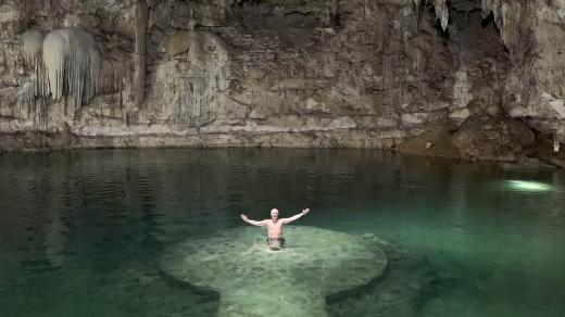 Milan Knotek v jedné z cenotes, tedy krasové proláklině zaplněné vodou, v Mexiku