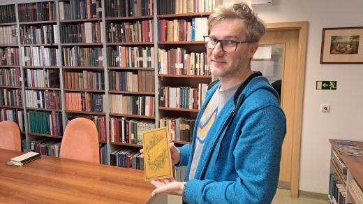 Historik Jiří Glonek se složenou vzácnou historickou mapou Jeseníků