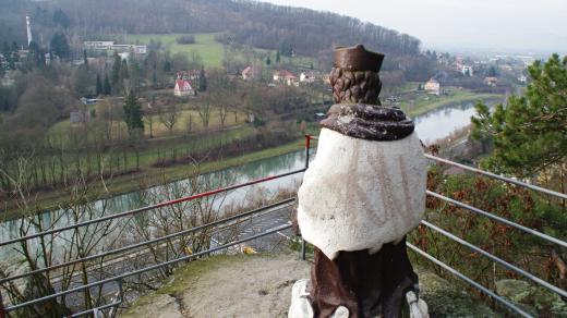 Bečvu z kopce Hůrka nad Hranicemi hlídá odpradávna socha sv. Jana Nepomuckého
