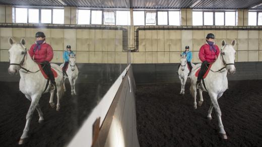 Studentky Střední školy chovu koní a jezdectví v Kladrubech nad Labem v jízdárně