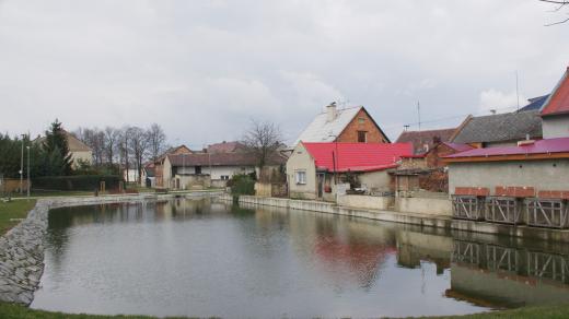 Vodní plocha uprostřed obce slouží k rekreaci i jako požární nádrž