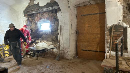 V Lánově začala rekonstrukce jednoho z nejstarších obecních objektů v centru. Chátral a je nevyužitý