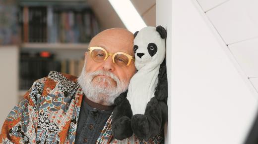 ,,Čerpám hlavně z barvitých a plastických typů mých předků - fantazírující babičky, patriarchálního otce, milující maminky - a taky mě samotného, tak trochu bezradného a neurčitého týpka, snílk a už od útlého dětství," říká Arnošt Goldflam o své nové hře 