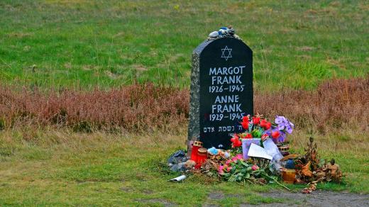 Symbolický náhrobek Anne Frankové a její sestry Margot v koncentračním táboře Bergen-Belsen, kde obě zahynuly