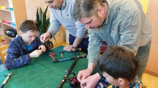 Vedoucí trpělivě vysvětlují a pomáhají