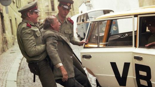 Scéna z filmu Tísňové volání (1985)