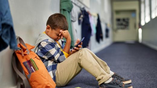 Žák a mobilní telefon