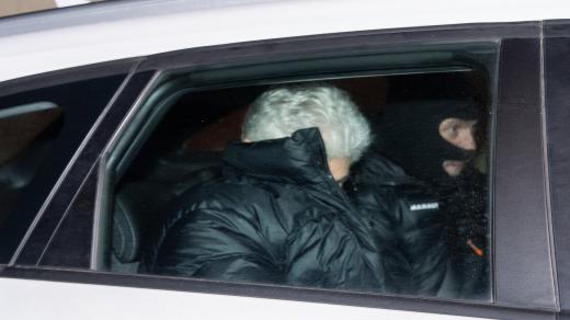 Bývalý ředitel FN Motol Miloslav Ludvík, kterého odvážejí z jeho domu policisté z NCOZ, 24. 2. 2025