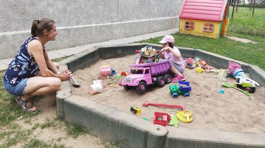 Stela při letním seznamování se svou hostitelkou