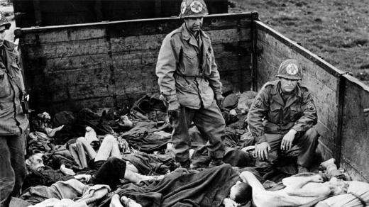 Američtí vojáci nacházejí další náklad mrtvých těl v Dachau (30. dubna 1945)