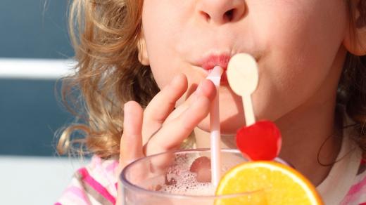 Dítě a sladký nápoj aneb Jak si zkrátit život a zkazit chrup