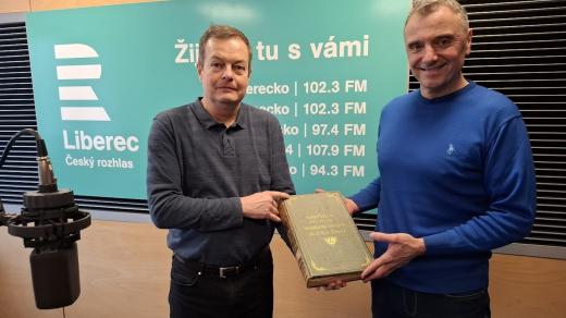 Ředitel liberecké ZUŠ Tomáš Kolafa a jablonecké ZUŠ Vít Rakušan s kronikou svých škol, které vznikly před 100 lety