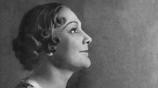 Jiřina Štěpničková ve hře O'Neilla Smutek sluší Elektře na scéně Národního divadla v roce 1939