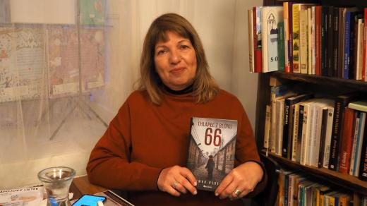 Anat Himelhoch s knihou, která vypráví příběh jejího otce