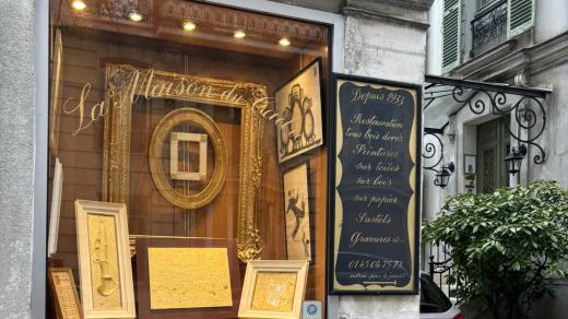 Obchůdek s dílnou zaujme už při pohledu z ulice krásně osvětlenou výlohou