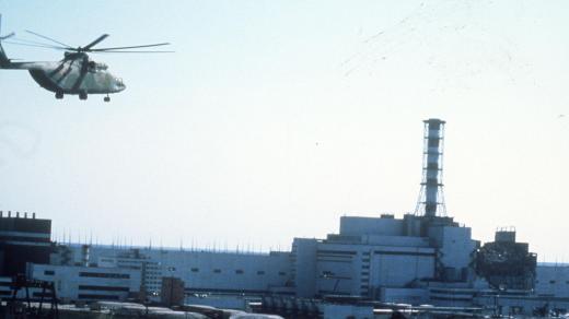 Černobylská jaderná elektrárna po výbuchu reaktoru v dubnu 1986