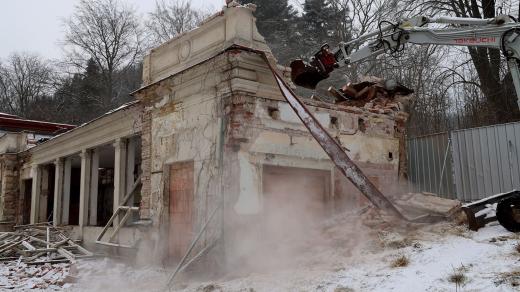 V areálu Velkých lázní v náchodské městské části Běloves upravují dělníci historickou kolonádu IDA