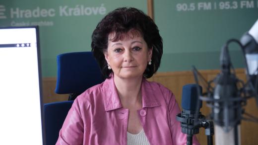 Romana Barešová ve studiu Českého rozhlasu Hradec Králové