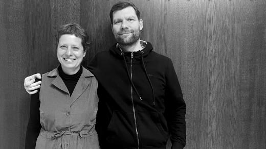 Ředitelka spolku Štetl Eva Yildizová a autor knihy Třináct snů o svobodě Michal Konečný