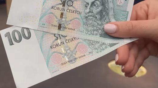 Horní novější bankovka s širším proužkem zůstává platná. Spodní s užším proužkem půjde od července vyměnit už jen v České národní bance