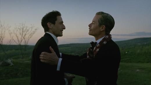 Adrien Brody a Guy Pearce ve filmu Brutalista