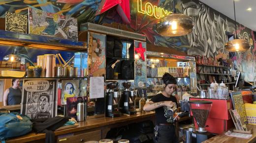 Čerstvě namletá káva a originální prostředí jsou pro Dark Matter Coffee charakteristické