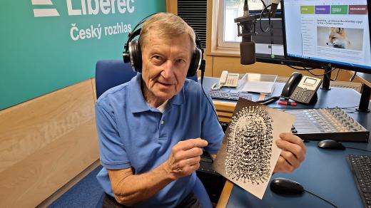 Pan Oldřich Matouch, veterinář, který se zasloužil o vymýcení vztekliny u nás, ukazuje snímek viru vztekliny