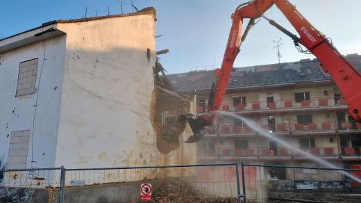 Bourá se pavlačový dům na Jateční i budovy kolem něj