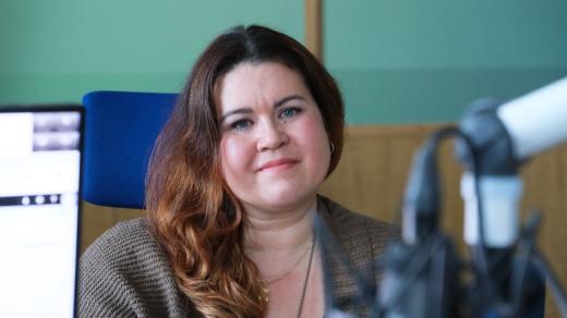 Markéta Kulhánková Hanušová ve studiu Českého rozhlasu Hradec Králové