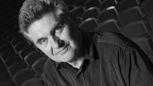 Vladimír Válek nad partiturou ve Dvořákově síni