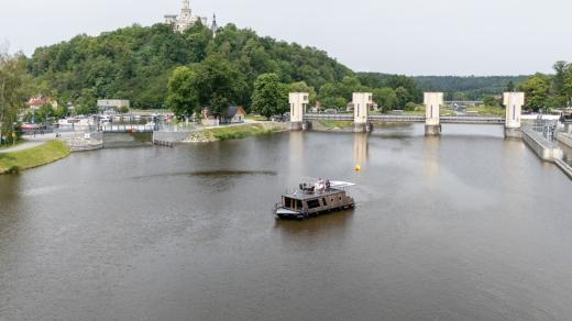 Loď na řece u Hluboké nad Vltavou