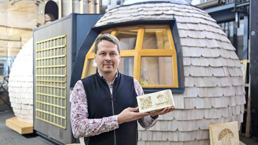 Jakub Seifert, předseda spolku Mymo, u pokusného domu Samorost v Českých Budějovicích