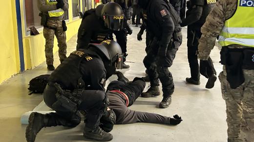 Policisté na přerovském zimním stadionu nacvičovala zásah proti agresivním fanouškům