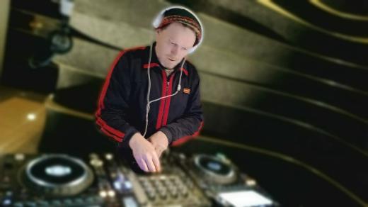 DJ Ollgoy ve studiu Radia Wave